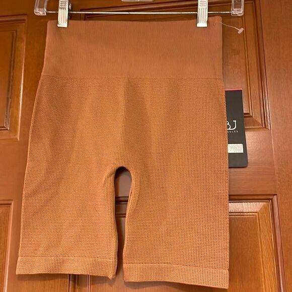 𝅺NWT Beyond Active shorts in the color rosebud. - Picture 1 of 9